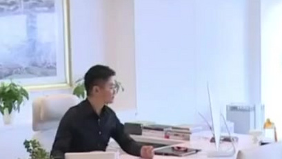 【任正非办公室首度曝光:搪瓷缸和这本书亮了!其他大佬办公室都有啥?】5月27日,彭博社记者